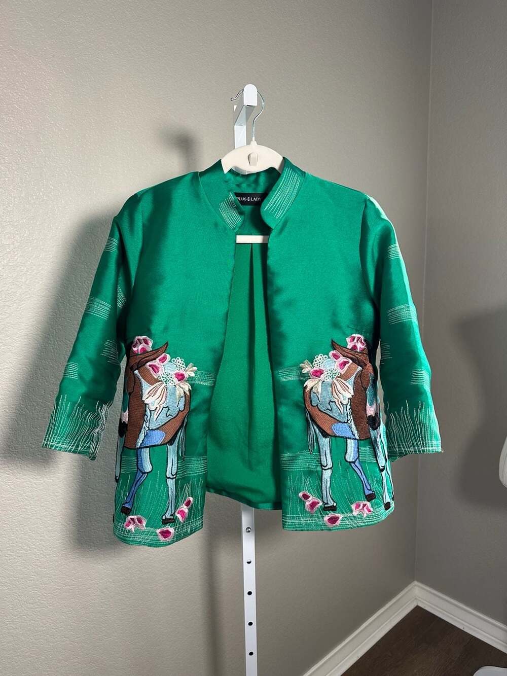 INPLUS LADY Green 100% Silk Embroidered Donkey Western Style Jacket Size Medium
